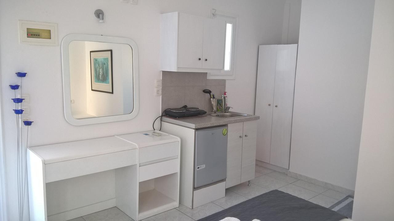 Three Harites Aparthotel Периса Екстериор снимка